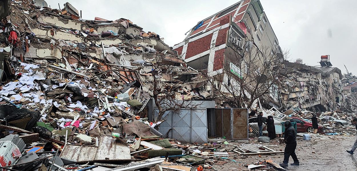 Escombros de prédios que desabaram em Kahramanmaras, após terremoto na Turquia