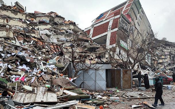 Escombros de prédios que desabaram em Kahramanmaras, após terremoto na Turquia