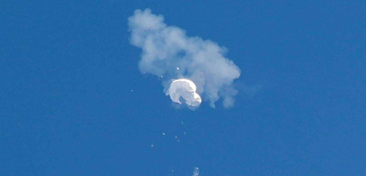 Suposto balão espião chinês cai no oceano após ser abatido na costa de Surfside Beach, no Estado norte-americano da Carolina do Sul