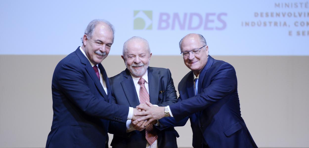 O presidente do BNDES, Aloizio Mercadante, o presidente da República, Luiz Inácio Lula da Silva, e o vice-presidente e ministro do Desenvolvimento, Indústria, Comércio, Geraldo Alckmin, durante posse do presidente do banco no Rio de Janeiro