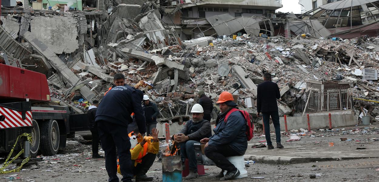 Equipes de resgate diante de escombros deixados por terremoto na cidade turca de Diyarbakir. 06/02/2023