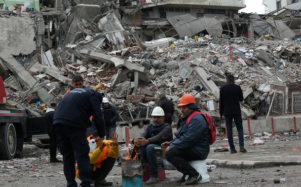 Equipes de resgate diante de escombros deixados por terremoto na cidade turca de Diyarbakir. 06/02/2023