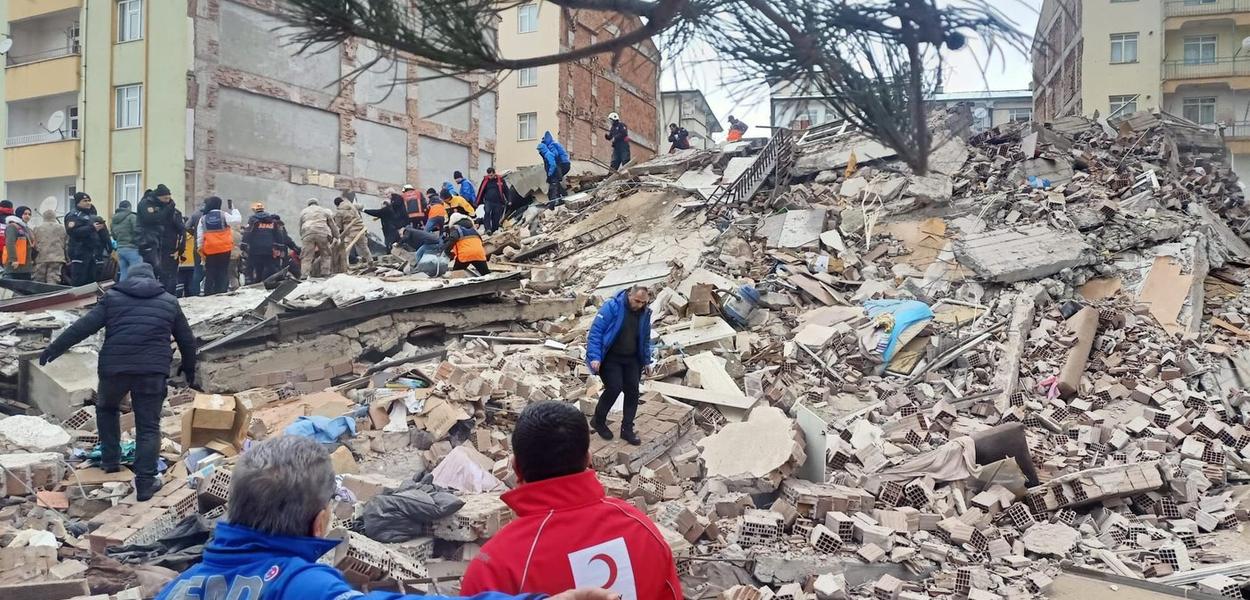 Milhares de pessoas foram afetadas pelos terremotos na Turquia, Cruz vermelha atuando para ajudar os atingidos