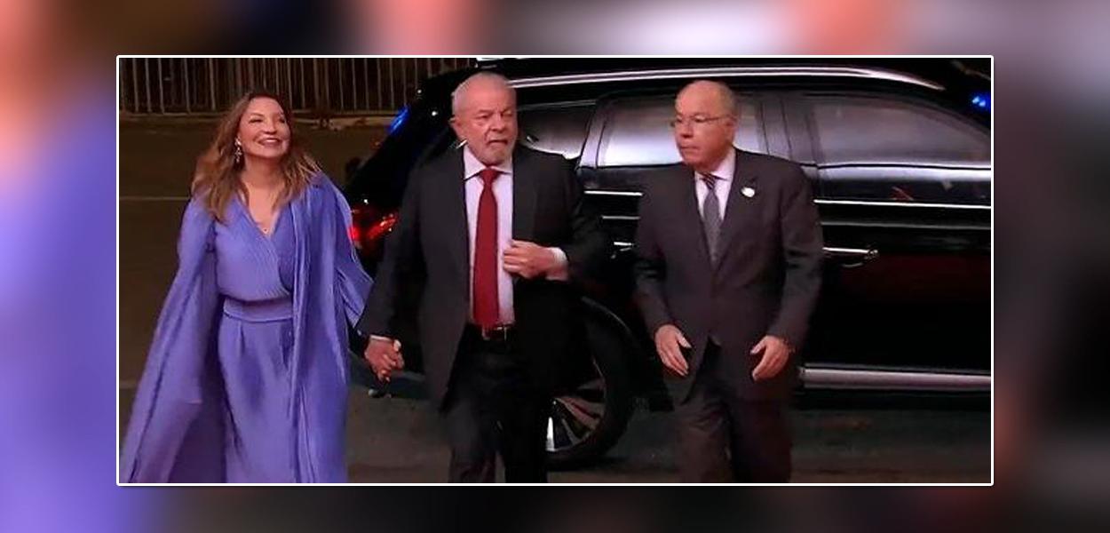 Rosângela Silva e Luiz Inácio Lula da Silva (de mãos dadas) chegam a bordo de um carro Mitsubishi Outlander