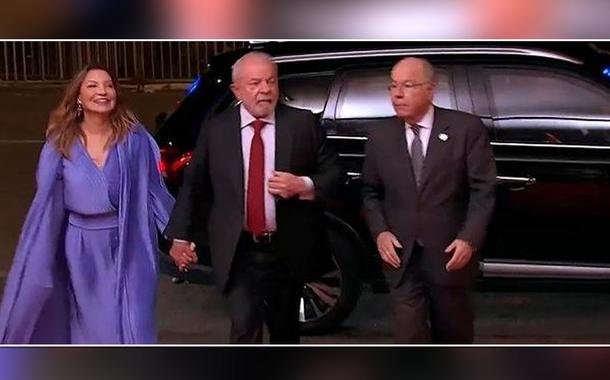 Rosângela Silva e Luiz Inácio Lula da Silva (de mãos dadas) chegam a bordo de um carro Mitsubishi Outlander