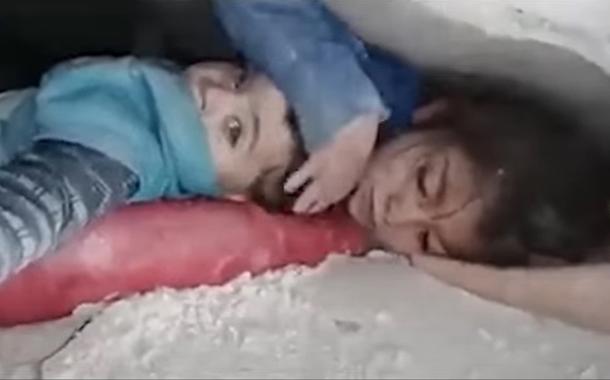 Menina síria protege o irmão em meio a escombros após terremoto de magnitude 7.8