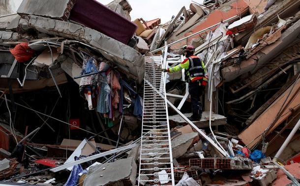 Agente de resgate nos destroços de prédio destruído por terremoto em Kirikhan, na Turquia
07/02/2023
REUTERS/Piroschka van de Wouw