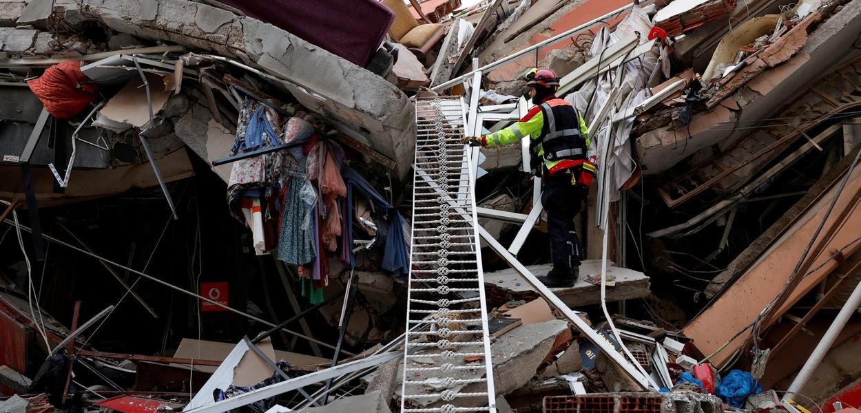 Agente de resgate nos destroços de prédio destruído por terremoto em Kirikhan, na Turquia
07/02/2023
REUTERS/Piroschka van de Wouw