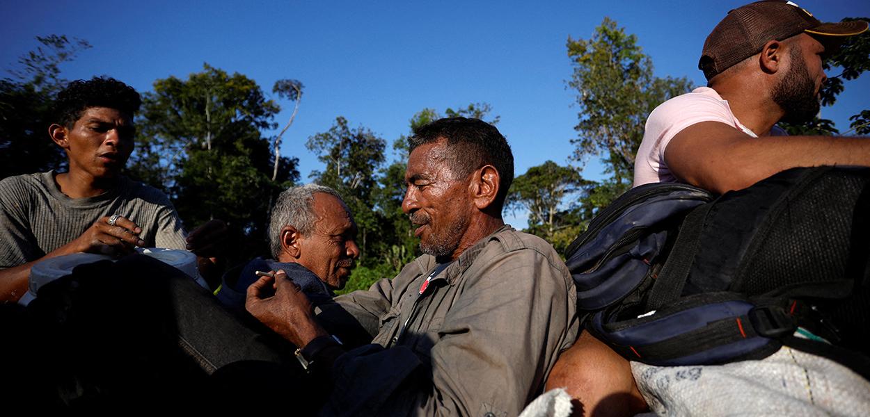 Garimpeiros em Alto Alegre, Roraima, depois de deixarem território ianomâmi