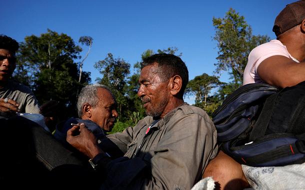 Garimpeiros em Alto Alegre, Roraima, depois de deixarem território ianomâmi