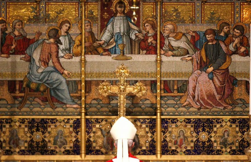 O arcebispo de Canterbury, Justin Welby, diante do altar durante um serviço religioso na Abadia de Westminster em Londres, Grã-Bretanha, 24 de novembro de 2015