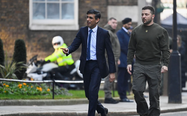 O presidente da Ucrânia, Volodymyr Zelensky, e o primeiro-ministro britânico, Rishi Sunak, caminham do lado de fora da residência oficial 10 Downing Street em Londres, Grã-Bretanha, 8 de fevereiro de 2023