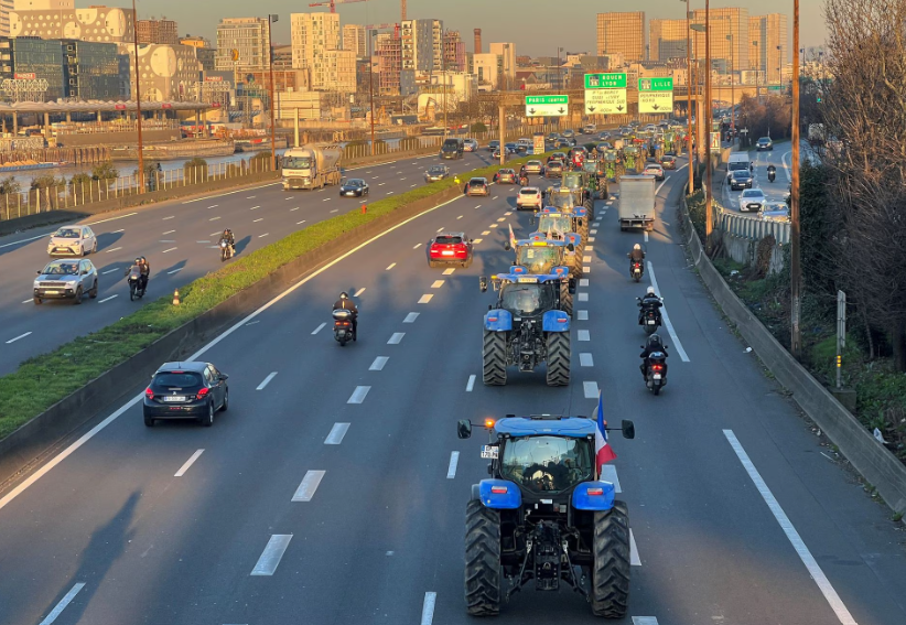 Tratores ocupam rodovia durante protesto na França