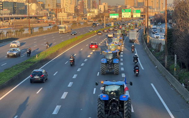 Tratores ocupam rodovia durante protesto na França
