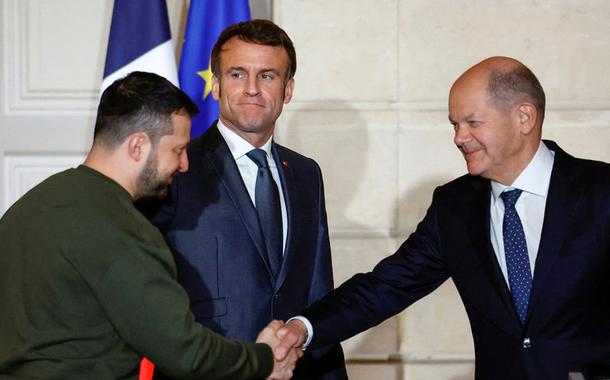 O presidente da Ucrânia, Volodymyr Zelensky, e o chanceler alemão, Olaf Scholz, apertam as mãos durante uma declaração conjunta com o presidente francês, Emmanuel Macron, no Palácio do Eliseu, em Paris, França, em 8 de fevereiro de 2023.