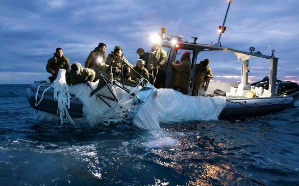 Marinheiros designados para o Grupo 2 de Descarte de Artilharia Explosiva recuperam um suposto balão de vigilância chinês de alta altitude que foi derrubado pelos Estados Unidos no último fim de semana nas águas territoriais dos EUA na costa de Myrtle Beach, Carolina do Sul, EUA, 5 de fevereiro de 2023