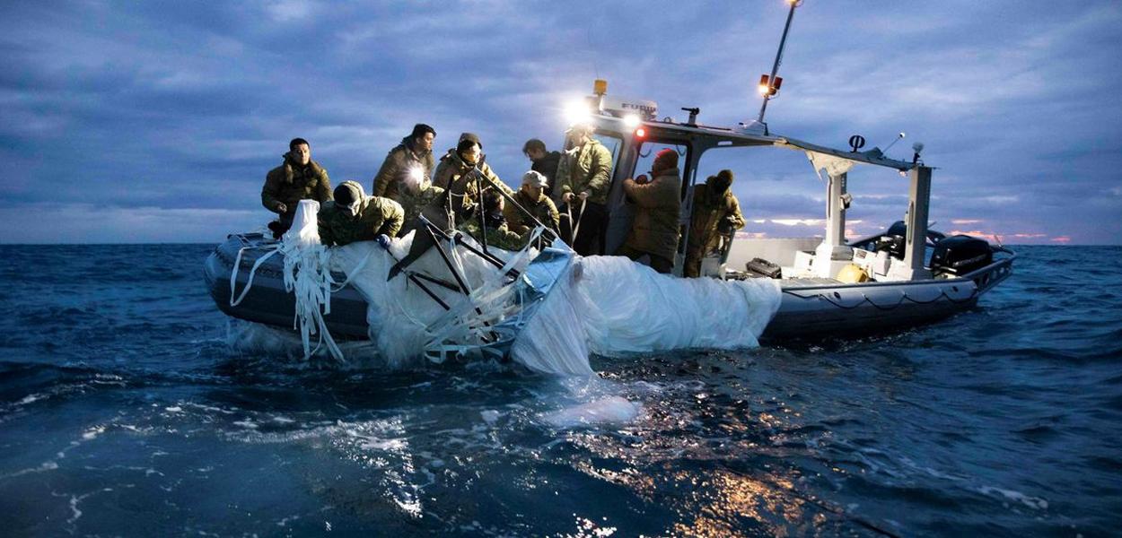 Marinheiros designados para o Grupo 2 de Descarte de Artilharia Explosiva recuperam um suposto balão de vigilância chinês de alta altitude que foi derrubado pelos Estados Unidos no último fim de semana nas águas territoriais dos EUA na costa de Myrtle Beach, Carolina do Sul, EUA, 5 de fevereiro de 2023