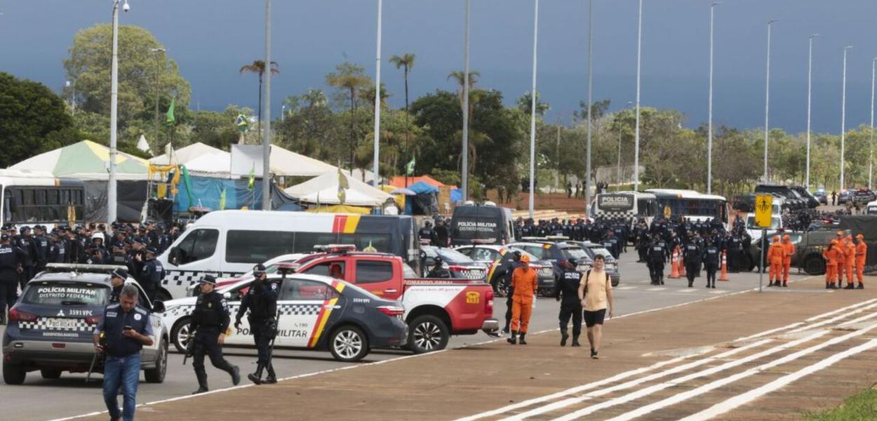 Acampamento de golpistas no QG de Brasília