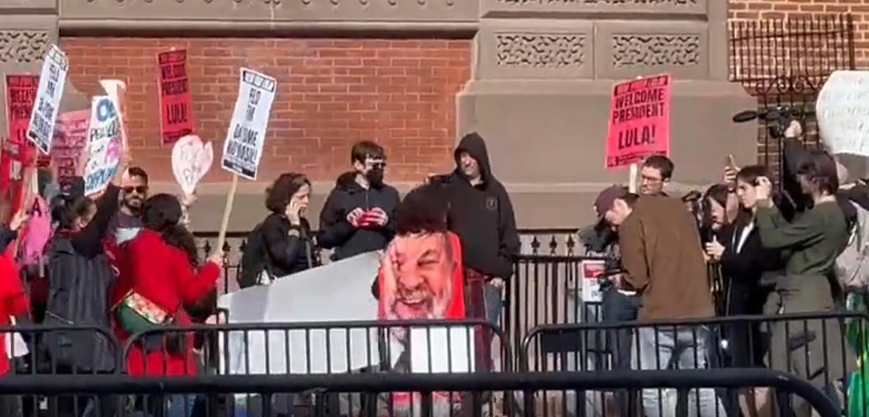 Manifestantes pró-Lula silenciam bolsonaristas em Washington