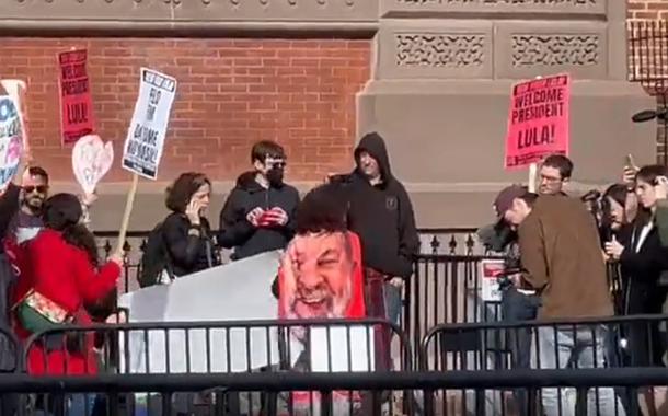 Manifestantes pró-Lula silenciam bolsonaristas em Washington