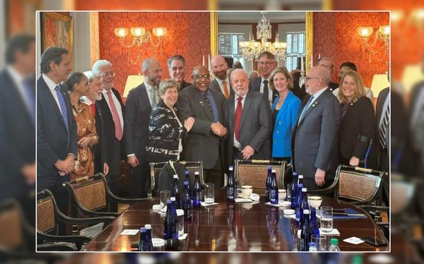 Luiz Inácio Lula da SIlva (gravata vermelha) durante encontro com lideranças nos EUA