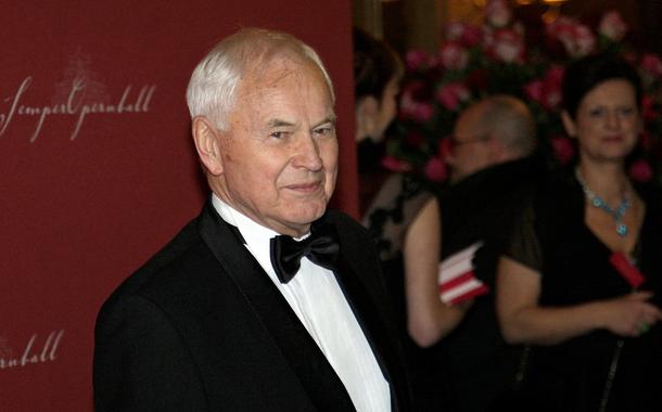 FILE PHOTO: Hans Modrow, former prime minister of East Germany, poses on the red carpet during the fourth Semperopernball in the eastern German town of Dresden, January 16, 2009. REUTERS/Tobias Schwarz/File Photo