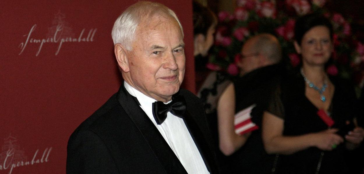 FILE PHOTO: Hans Modrow, former prime minister of East Germany, poses on the red carpet during the fourth Semperopernball in the eastern German town of Dresden, January 16, 2009. REUTERS/Tobias Schwarz/File Photo