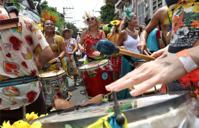 Desfile do bloco Céu na Terra pelas ruas do bairro de Santa Teresa (Foto: Tânia Rêgo/Agência Brasil) Desfile do bloco Céu na Terra pelas ruas do bairro de Santa Teresa