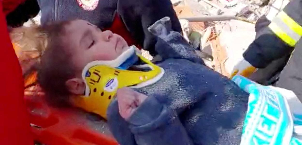 Criança resgatada de destroços após terremoto na Turquia em 12/02/2023