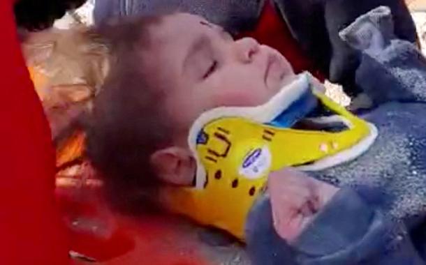 Criança resgatada de destroços após terremoto na Turquia em 12/02/2023