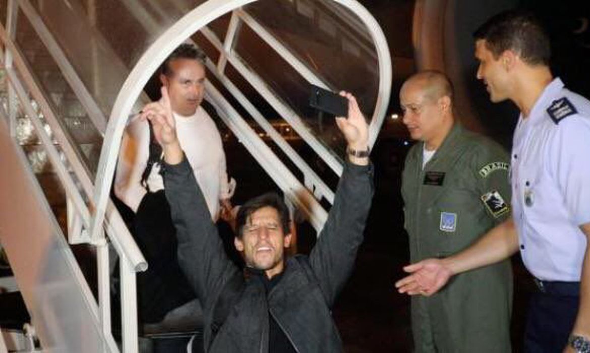 Avião traz sobreviventes do terremoto