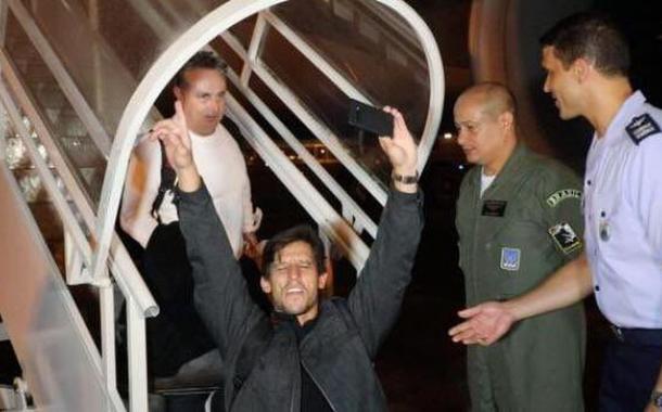 Avião traz sobreviventes do terremoto