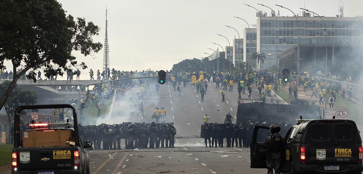 Bolsonaristas invadem prédios públicos na praça dos Três Poderes