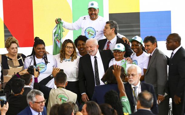 Brasília (DF), 13/02/2023 - O presidente Luiz Inácio Lula da Silva participa de cerimônia de assinatura de decretos recriando o Programa Pró-Catador de materiais recicláveis.