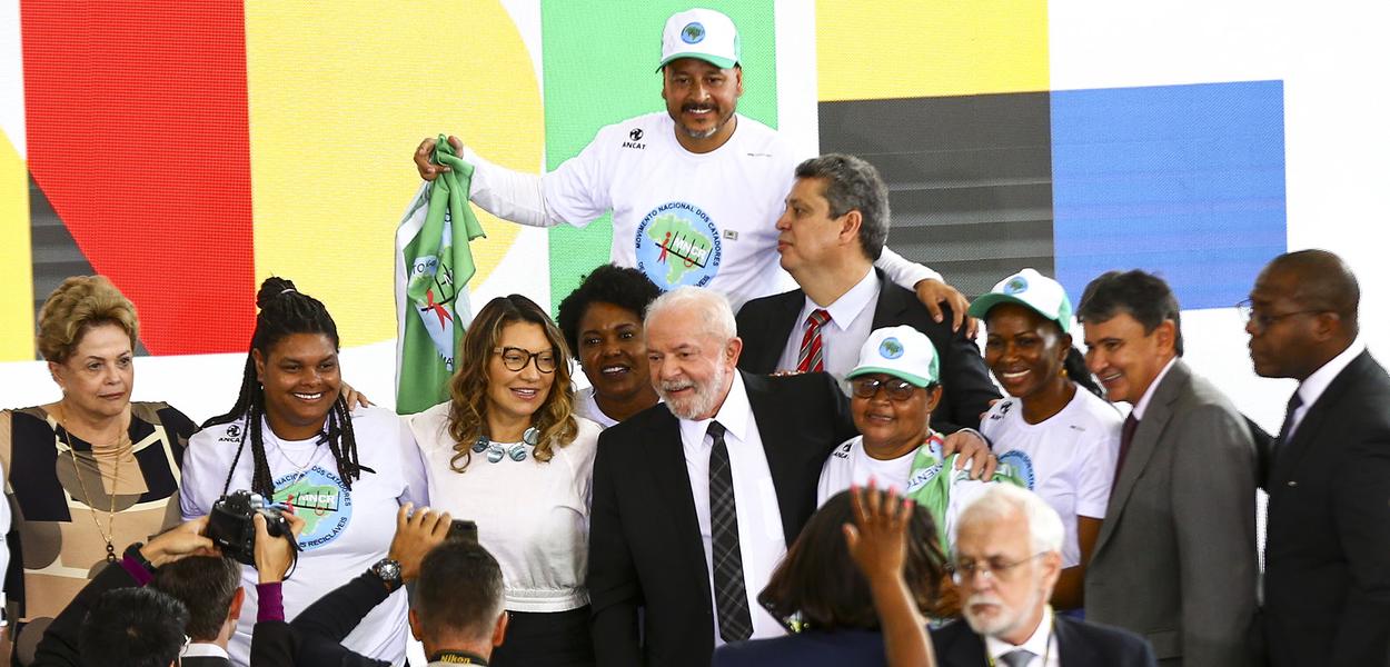 Brasília (DF), 13/02/2023 - O presidente Luiz Inácio Lula da Silva participa de cerimônia de assinatura de decretos recriando o Programa Pró-Catador de materiais recicláveis.