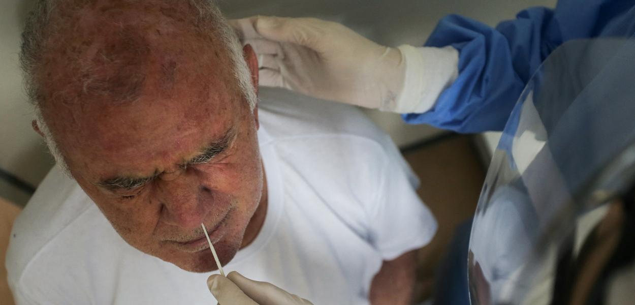 Homem faz teste de Covid-19 em Porto Alegre