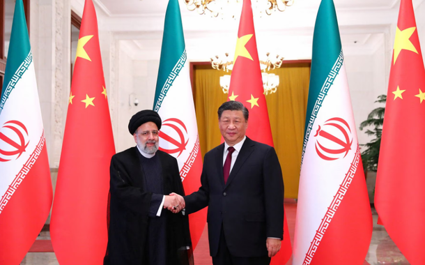 O presidente iraniano, Ebrahim Raisi, cumprimenta o presidente chinês, Xi Jinping, durante uma cerimônia de boas-vindas em Pequim, China, 14 de fevereiro de 2023