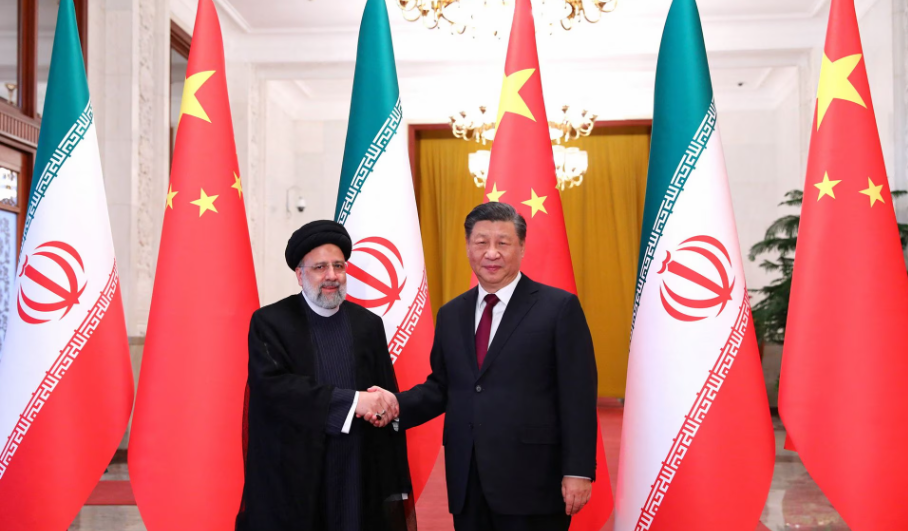 O presidente iraniano, Ebrahim Raisi, cumprimenta o presidente chinês, Xi Jinping, durante uma cerimônia de boas-vindas em Pequim, China, 14 de fevereiro de 2023