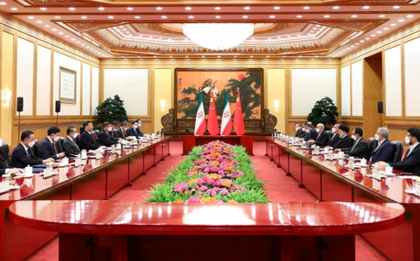 O presidente iraniano, Ebrahim Raisi, e sua delegação participam de uma reunião com o presidente chinês, Xi Jinping, em Pequim, China, 14 de fevereiro de 2023
