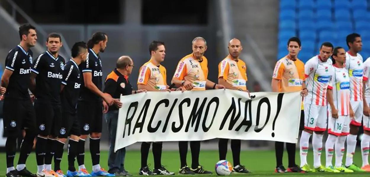 Jogadores de clubes brasileiros protestam contra o racismo no futebol