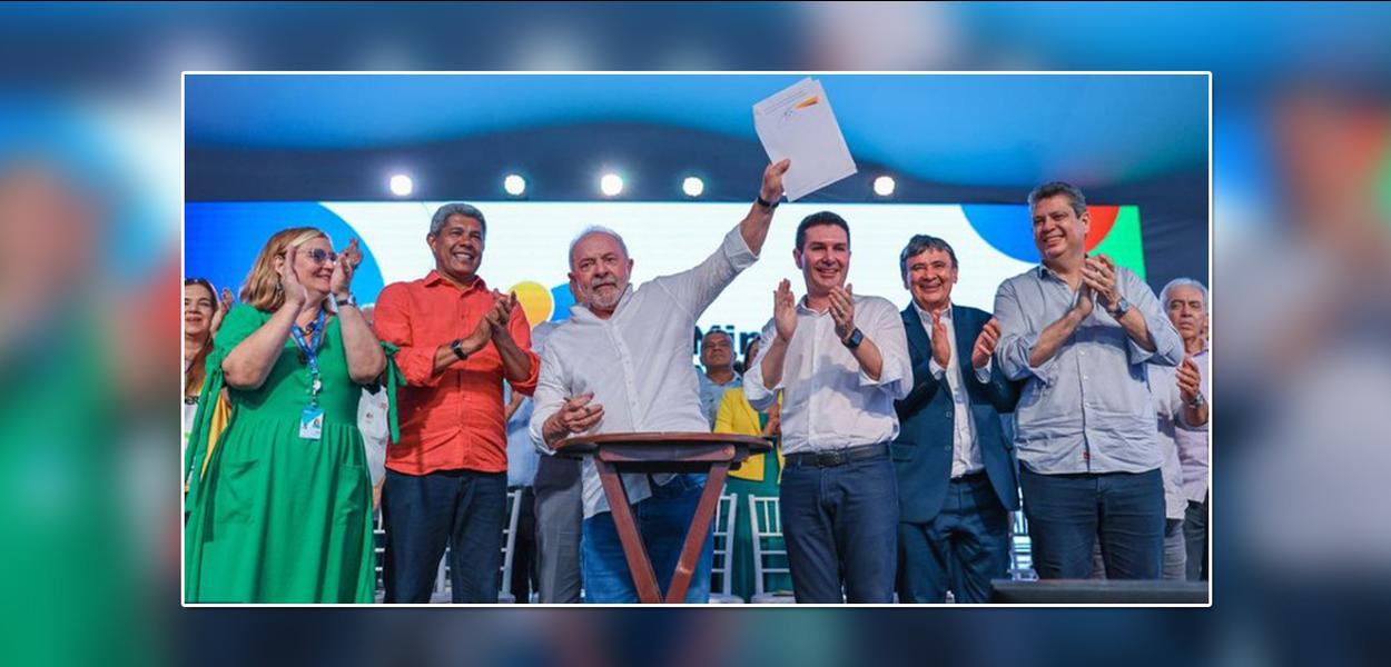 Luiz Inácio Lula da Silva (terceiro da esq. para a dir.) e outras lideranças em evento da entrega de unidades habitacionais, na Bahia