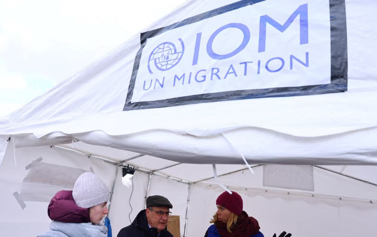 O diretor-geral da Organização Internacional para as Migrações (OIM), Antonio Vitorino, visita um posto de informação no posto onde as pessoas atravessam a fronteira da Ucrânia para a Polónia