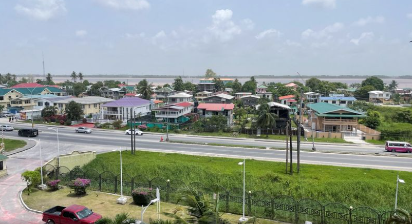 Vista da paisagem urbana perto do rio Demarara, em Georgetown, Guiana, 20 de maio de 2022
