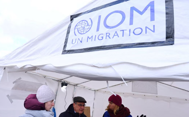 O diretor-geral da Organização Internacional para as Migrações (OIM), Antonio Vitorino, visita um posto de informação no posto onde as pessoas atravessam a fronteira da Ucrânia para a Polónia