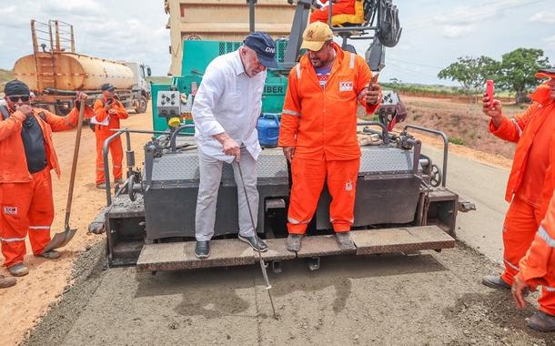 Luiz Inácio Lula da Silva em Maruim, Sergipe, durante cerimônia alusiva à retomada das obras de duplicação da BR-101/SE