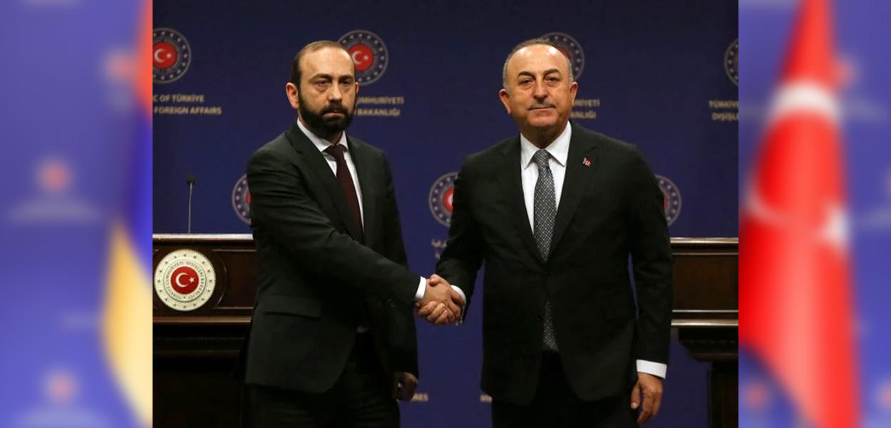 O ministro das Relações Exteriores da Turquia, Mevlut Cavusoglu, cumprimenta seu homólogo armênio, Ararat Mirzoyan, durante uma coletiva de imprensa em Ancara, Turquia, 15 de fevereiro de 2023