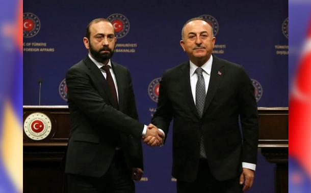 O ministro das Relações Exteriores da Turquia, Mevlut Cavusoglu, cumprimenta seu homólogo armênio, Ararat Mirzoyan, durante uma coletiva de imprensa em Ancara, Turquia, 15 de fevereiro de 2023