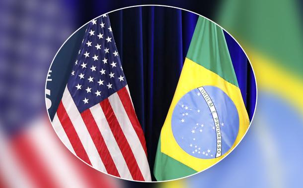 Bandeiras dos Estados Unidos e do Brasil