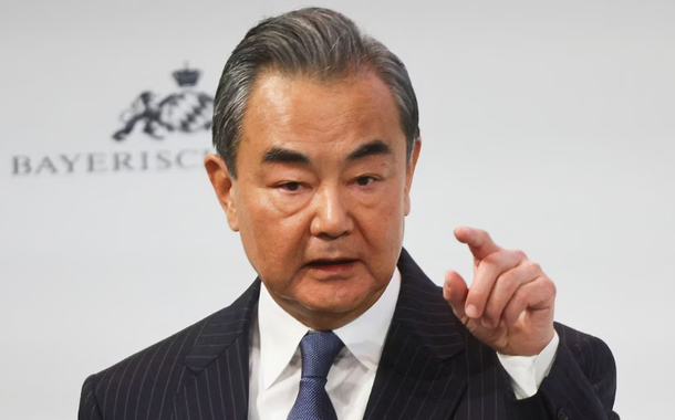 O diretor do Gabinete da Comissão Central de Relações Exteriores da China, Wang Yi, fala durante a Conferência de Segurança de Munique (MSC, na sigla em inglês) em Munique, Alemanha, 18 de fevereiro de 2023