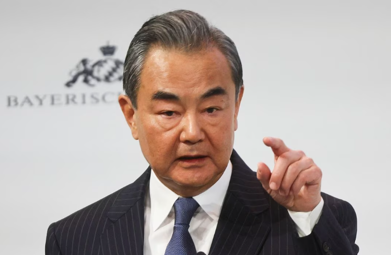 O diretor do Gabinete da Comissão Central de Relações Exteriores da China, Wang Yi, fala durante a Conferência de Segurança de Munique (MSC, na sigla em inglês) em Munique, Alemanha, 18 de fevereiro de 2023